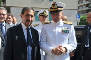 Il ministro della Difesa La Russa accompagnato dal Capo di Stato Maggiore della Marina amm.Paolo La Rosa lascia il luogo della cerimonia  